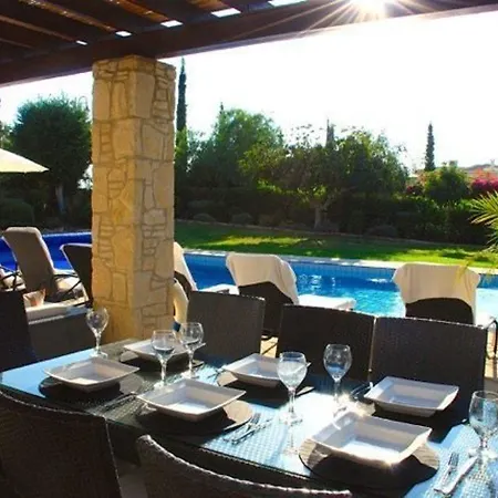 Lara “child Friendly With Pool Alarm, Free Cot & High Chair” Willa