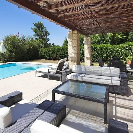 Willa Lara “child Friendly With Pool Alarm, Free Cot & High Chair”