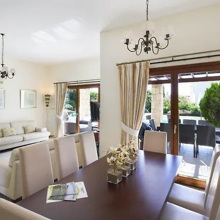 Willa Lara “child Friendly With Pool Alarm, Free Cot & High Chair” *