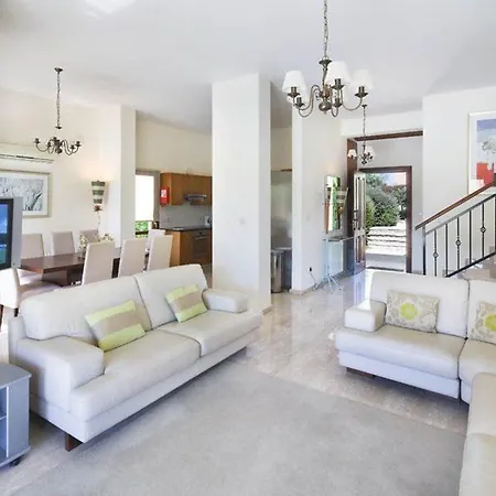 Willa Lara “child Friendly With Pool Alarm, Free Cot & High Chair”